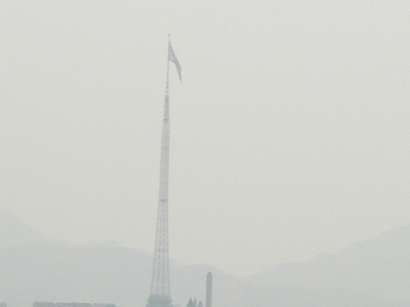 高くそびえる北朝鮮の国旗